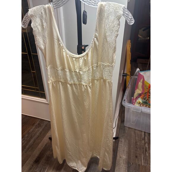Vintage Ivory Nylon Lace Trim Nightgown / Slip Dress – Made in USA – Size M - Picture 4 of 6